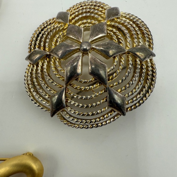 Vintage Gold Tone Brooch Collection, 5 piece lot, classic, grandma, euro, fem - Picture 9 of 10
